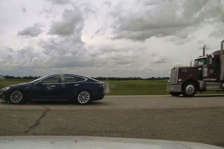 Автопілот Tesla їхав від поліції на швидкості 150 км/год, поки водій спав за кермом.